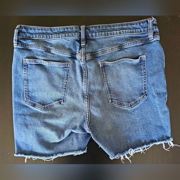Simply Vera Wang Jean Shorts with Raw Hem. Size 14L - Picture 3 of 5